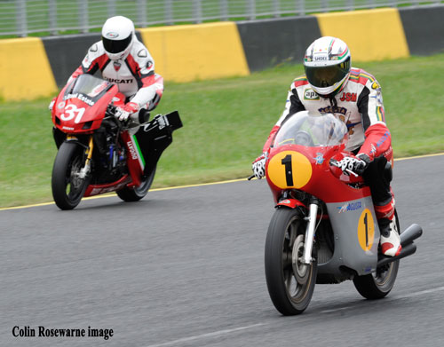 Peter Martin (with fairing flapping) passing Giacomo Agostini.